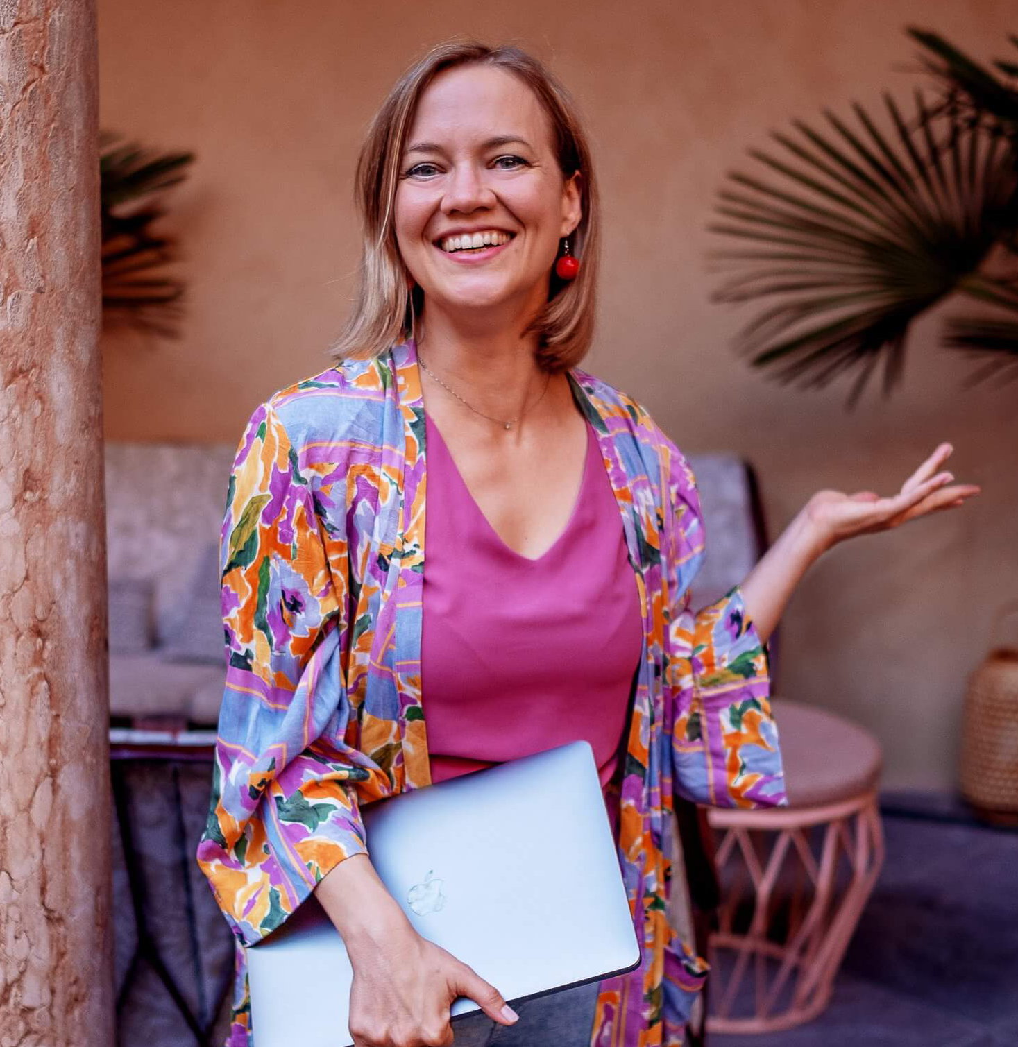 Anke Ernst mit Laptop in der Hand