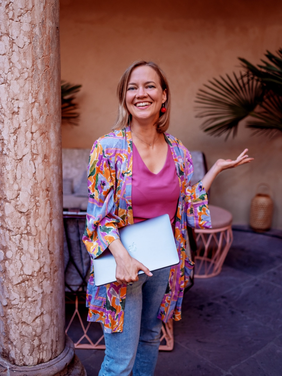 Schreibmentorin Anke Ernst mit dem Laptop in der Hand