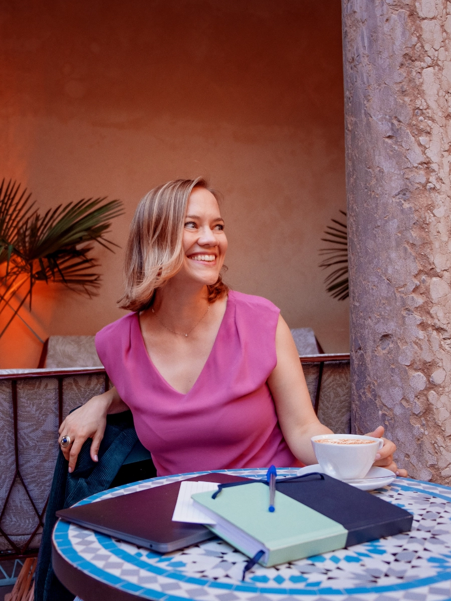 Schreibmentorin Anke Ernst sitzt am Tisch