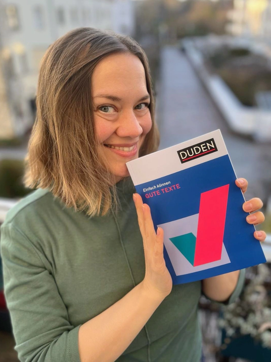 Duden-Autorin Anke Ernst hält ihr Buch Gute Texte in den Händen
